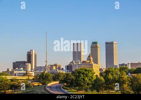 06-14-2020 Tulsa USA - vue sur le centre-ville depuis l'est en début de matinée avec le soleil reflétant les bâtiments historiques art déco et modernes Banque D'Images