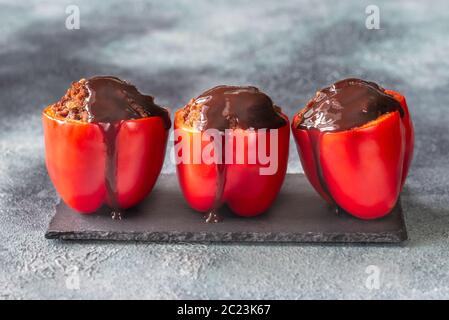 Poivrons rouges farcis avec de la sauce barbecue sur le conseil de pierre Banque D'Images