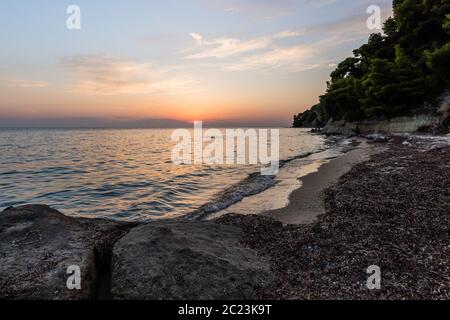 Plage sauvage dans la péninsule de Kassandra. Halkidiki, Grèce Banque D'Images