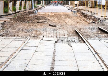 La réparation des voies de tram dans la ville de Moscou - démonté le tram route et pose de nouveaux rails sur la voie de tramway Banque D'Images