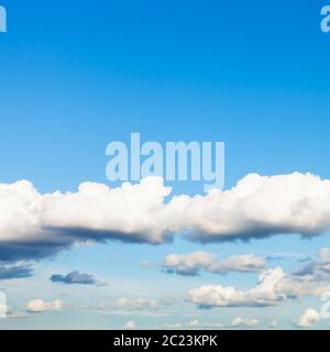 Fond carré naturel - bas des nuages blancs dans le ciel bleu crépuscule en été Banque D'Images