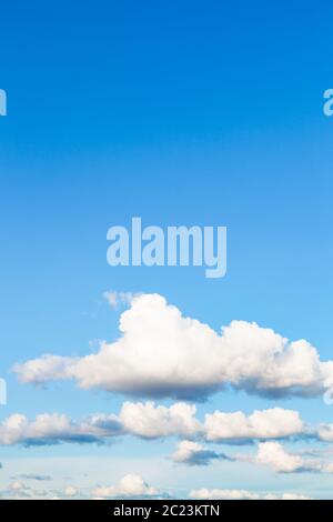 Arrière-plan vertical naturel - bas des nuages blancs dans le ciel bleu en soirée d'été Banque D'Images