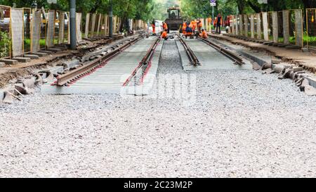 La réparation des voies de tram dans la ville de Moscou - pose de nouveaux rails sur traverses en béton de tramroad Banque D'Images