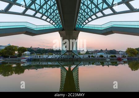 Pont piétonnier moderne connu sous le nom de pont Peace, Tbilissi, Géorgie Banque D'Images