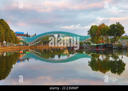 Pont piétonnier moderne connu sous le nom de pont Peace, Tbilissi, Géorgie Banque D'Images