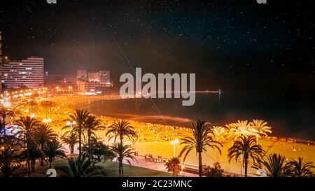 Fête des feux de joie sur la plage de la mer Méditerranée à Valence, Espagne. San Juan, Saint John's Eve sur la plage de célébration dans le sud de l'Europe Banque D'Images