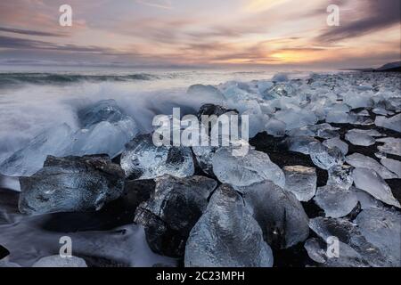 Plage de diamants, blocs de glace dans une plage de sable noir Banque D'Images