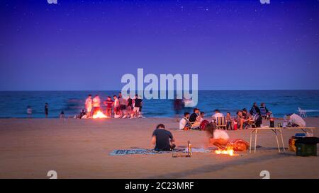 Fête des feux de joie sur la plage de la mer Méditerranée à Valence, Espagne. San Juan, Saint John's Eve sur la plage de célébration dans le sud de l'Europe Banque D'Images