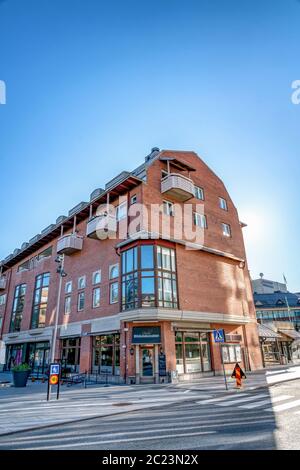 UMEA, SUÈDE - 10 JUIN 2020 : le magnifique vieux bâtiment du célèbre café de la Bibliothèque dans le centre-ville d'Umea. Matin ensoleillé d'été tôt, le soleil brille derrière Banque D'Images