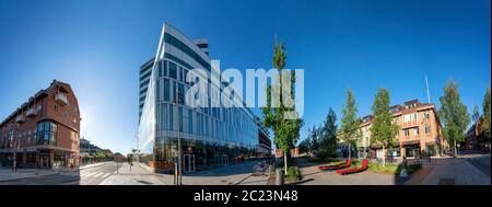 UMEA, SUÈDE - 10 JUIN 2020 : panorama pittoresque du centre-ville - joli mélange de bâtiments modernes et anciens. Début de journée ensoleillée d'été, pas de personne, couleurs vives Banque D'Images