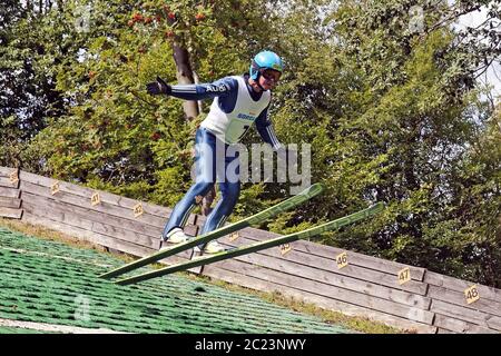 Avant l'atterrissage à ski, saut à ski hill Meinhardus en été, Lüdenscheid, Allemagne, Europe Banque D'Images