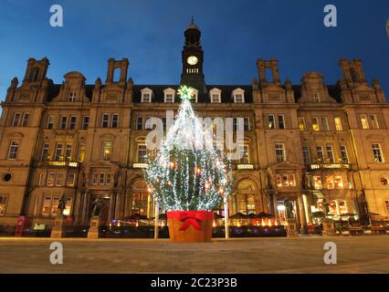 l'arbre de noël annuel dans la place de la ville à l'extérieur de l'ancien bureau de poste la nuit Banque D'Images