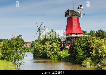 Le quartier historique de Moulins en lits jumeaux Greetsiel, Frise Orientale, Allemagne Banque D'Images