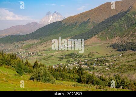 Vue sur le mont Ushba, l'un des sommets des montagnes du Caucase, Géorgie Banque D'Images