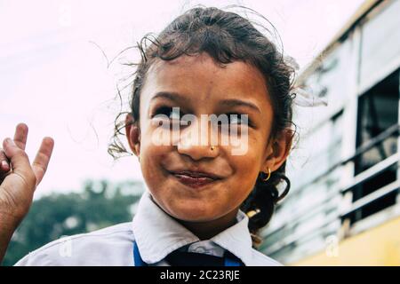 Pokhara Népal 4 octobre 2018 Portrait des enfants venant de l'école dans un bus scolaire népalais traditionnel à Pokhara dans l'après-midi Banque D'Images