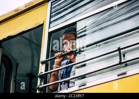 Pokhara Népal 4 octobre 2018 Portrait des enfants venant de l'école dans un bus scolaire népalais traditionnel à Pokhara dans l'après-midi Banque D'Images