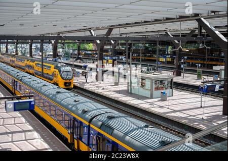 Quais de la gare centrale de Rotterdam. Trains stationnés sur les voies et certains passagers sont visibles. La gare est calme avec peu de passagers pendant Co Banque D'Images