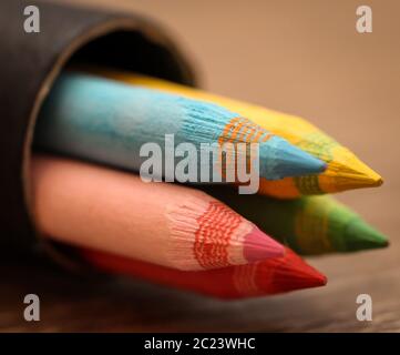 Crayons de couleur et des crayons à base Banque D'Images