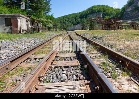 Abandonné le chemin de fer de l'époque soviétique, à Chiatura, en Géorgie Banque D'Images