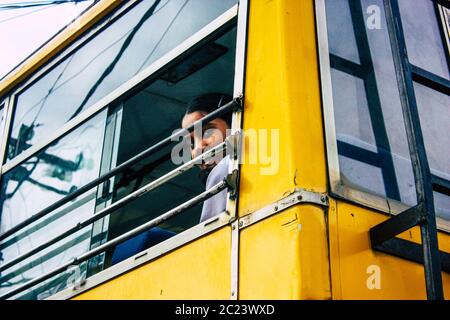 Pokhara Népal 4 octobre 2018 Portrait des enfants venant de l'école dans un bus scolaire népalais traditionnel à Pokhara dans l'après-midi Banque D'Images