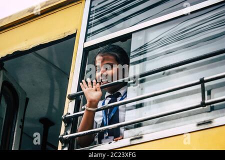 Pokhara Népal 4 octobre 2018 Portrait des enfants venant de l'école dans un bus scolaire népalais traditionnel à Pokhara dans l'après-midi Banque D'Images