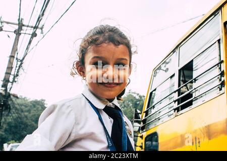 Pokhara Népal 4 octobre 2018 Portrait des enfants venant de l'école dans un bus scolaire népalais traditionnel à Pokhara dans l'après-midi Banque D'Images