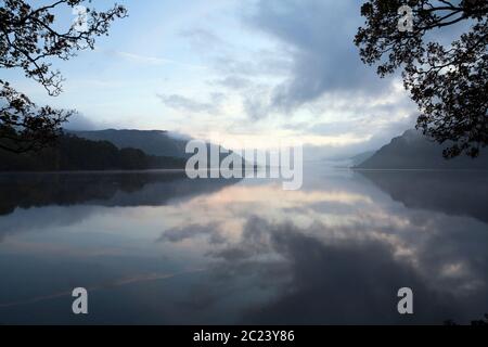 Réflexions d'Ullswater à l'aube, dans le district des lacs anglais Banque D'Images