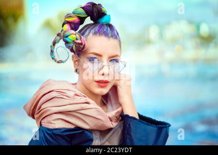 Portrait de belle fille adolescente de hipster avec une coiffure funky Banque D'Images