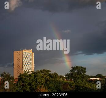 Merton, Londres, Royaume-Uni. 16 juin 2020. La fin d'un arc-en-ciel se forme derrière le bâtiment du London Borough of Merton Civic Center, actuellement fermé dans le confinement du coronavirus, contre les nuages gris après une journée chaude à Londres. Crédit: Malcolm Park/Alay Live News. Banque D'Images