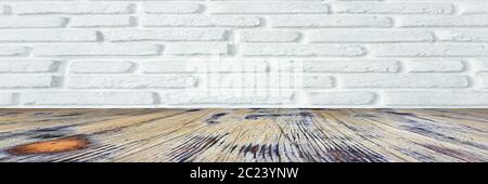 Parquet en chêne lavé isolé sur un mur en brique blanche. Banque D'Images