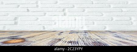Parquet en chêne lavé isolé sur un mur en brique blanche. Banque D'Images