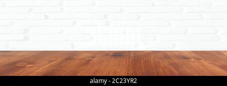 Parquet en chêne lavé isolé sur un mur en brique blanche. Banque D'Images