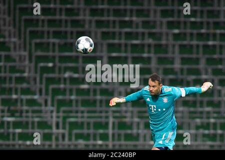 Brême, Allemagne. 16 juin 2020. Football: Bundesliga, Werder Bremen - FC Bayern Munich, 32e jour de match au stade Wohninvest Weser. Le gardien de but bavarois Manuel Neuer dirige le ballon. Crédit : Martin Meissner/AP-Pool/dpa - REMARQUE IMPORTANTE : Conformément aux règlements de la DFL Deutsche Fußball Liga et de la DFB Deutscher Fußball-Bund, il est interdit d'exploiter ou d'exploiter dans le stade et/ou à partir du jeu pris des photos sous forme d'images de séquence et/ou de séries de photos de type vidéo./dpa/Alay Live News Banque D'Images