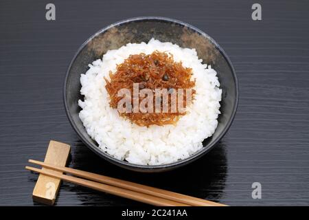 Cuisine japonaise, Tsukudani de chirimen jako sur du riz blanc cuit Banque D'Images