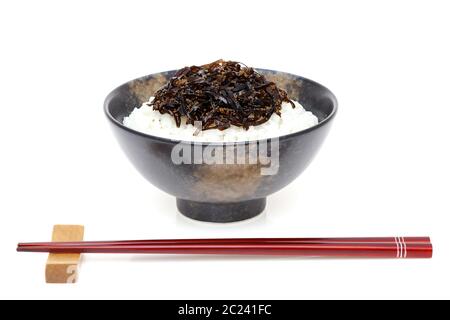 La nourriture japonaise, Tsukudani de konbu cuites sur du riz blanc Banque D'Images