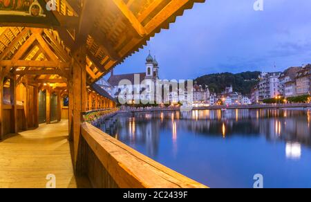 Église jésuite, Tour d'eau, Wasserturm, et pont de la chapelle, Kapellbrucke, au-dessus de la rivière Reuss pendant l'heure bleue du matin dans la vieille ville de Lucerne, Suisse Banque D'Images