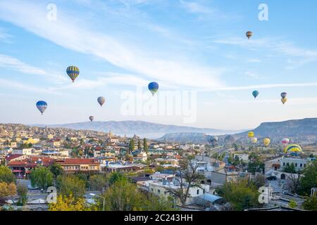 La ville de Cappadoce avec montgolfière est à cheval dans le ciel Banque D'Images