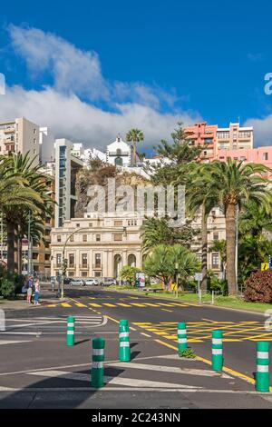 Santa Cruz de la Palma, Espagne - 12 novembre 2019 : boulevard Avenida Maritima avec le bâtiment du bureau de poste et l'église du XVIIe siècle Ermita Banque D'Images