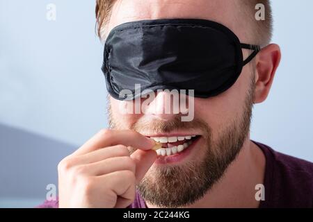 Portrait de jeune homme, les yeux bandés, nourriture d'échantillon Banque D'Images