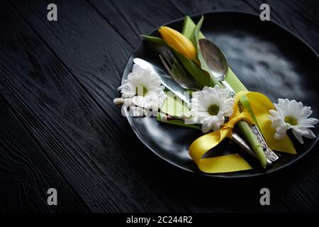 Printemps Pâques composition de la vaisselle de table avec fleur tulipe jaune Banque D'Images