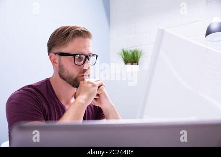 Close-up of envisagé Businessman Looking At Computer Banque D'Images