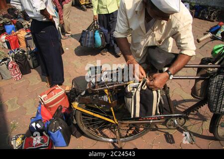 Dabbawala livraison de boîtes à lunch de nourriture chaude à la gare de Churchgate à Mumbai (Bombay), Inde. Un service de livraison de nourriture traditionnelle très efficace Banque D'Images