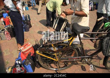 Dabbawala livraison de boîtes à lunch de nourriture chaude à la gare de Churchgate à Mumbai (Bombay), Inde. Un service de livraison de nourriture traditionnelle très efficace Banque D'Images
