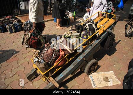 Dabbawala livraison de boîtes à lunch de nourriture chaude à la gare de Churchgate à Mumbai (Bombay), Inde. Un service de livraison de nourriture traditionnelle très efficace Banque D'Images