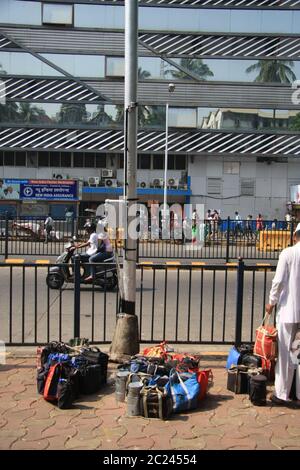 Dabbawala livraison de boîtes à lunch de nourriture chaude à la gare de Churchgate à Mumbai (Bombay), Inde. Un service de livraison de nourriture traditionnelle très efficace Banque D'Images