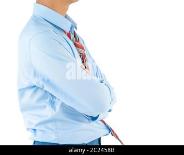 Homme dans chemise à manches longues vêtements gardant les bras croisés tout en se tenant isoler sur fond blanc avec le chemin de coupure Banque D'Images