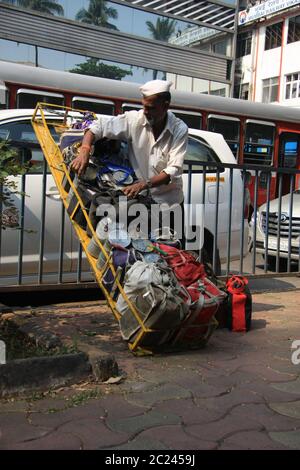 Dabbawala livraison de boîtes à lunch de nourriture chaude à la gare de Churchgate à Mumbai (Bombay), Inde. Un service de livraison de nourriture traditionnelle très efficace Banque D'Images