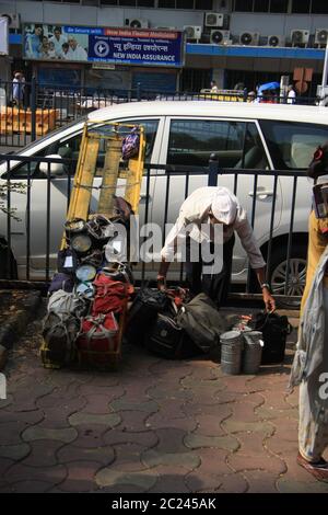 Dabbawala livraison de boîtes à lunch de nourriture chaude à la gare de Churchgate à Mumbai (Bombay), Inde. Un service de livraison de nourriture traditionnelle très efficace Banque D'Images