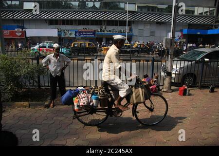 Dabbawala livraison de boîtes à lunch de nourriture chaude à la gare de Churchgate à Mumbai (Bombay), Inde. Un service de livraison de nourriture traditionnelle très efficace Banque D'Images