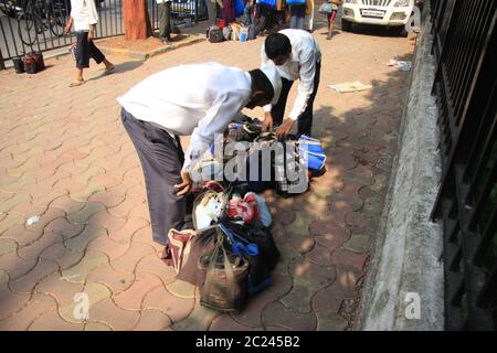 Dabbawala livraison de boîtes à lunch de nourriture chaude à la gare de Churchgate à Mumbai (Bombay), Inde. Un service de livraison de nourriture traditionnelle très efficace Banque D'Images